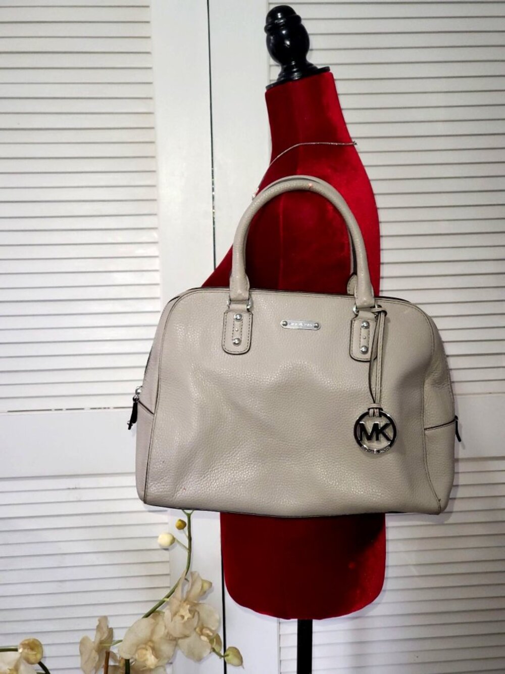 Michael Kors Women's Grey Leather Dome Satchel 1522 - Picture 2 of 15